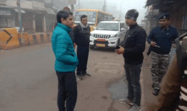 भिंड कलेक्टर का पैदल निरीक्षण, गंदगी देख भड़के:नदारद कर्मचारियों की सैलरी काटने के निर्देश; ई-रिक्शा और ठेलों पर भी सख्ती