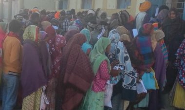 झाबुआ में पारा 7.8 डिग्री पहुंचा:कड़ाके की ठंड में खाद के लिए सुबह से उमड़े किसान