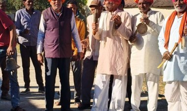 सीहोर में किसानों ने घंटियां बजाकर किया प्रदर्शन:सरकार को जगाने के लिए गिनाईं समस्याएं, बीमा और खाद की मांग उठाई