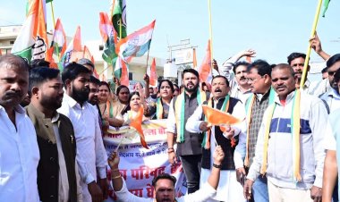 कांग्रेसियों ने निकाली रैली,  नपा घेरा