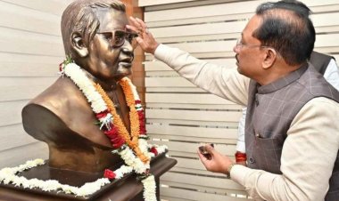 मुख्यमंत्री श्री विष्णु देव साय ने भारत रत्न अटल बिहारी वाजपेयी की प्रतिमा पर माल्यार्पण कर दी श्रद्धांजलि