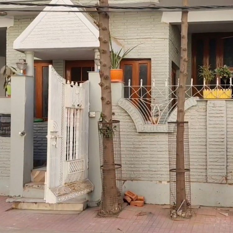 ग्वालियर में रिटायर्ड CMHO की पत्नी का शव मिला:5 दिन पुराना बताया जा रहा, घर में चहल-पहल ने होने पर पड़ोसियों ने दी जानकारी