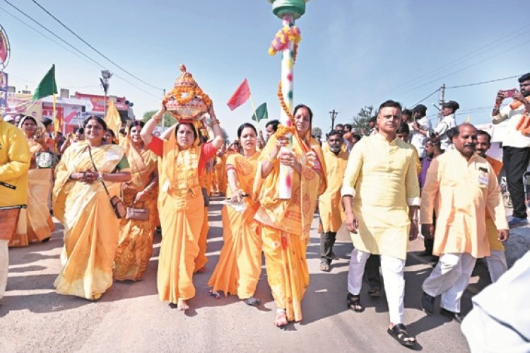 गायत्री महायज्ञ कलश यात्रा में शामिल हुए नपा अध्यक्ष