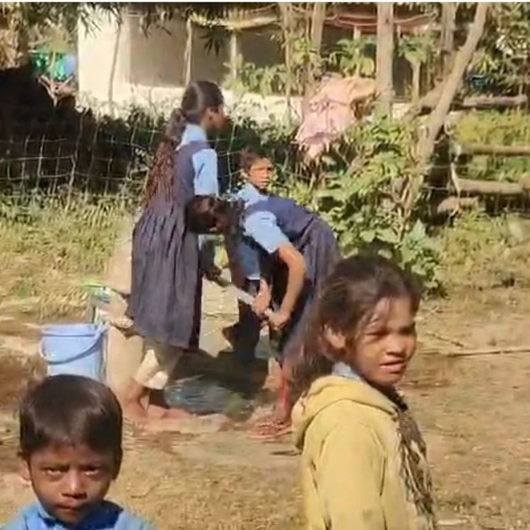 कटनी स्कूल में जल संकट:बच्चे आधा किलोमीटर दूर से ला रहे पानी, शिकायत के बाद भी समाधान नहीं
