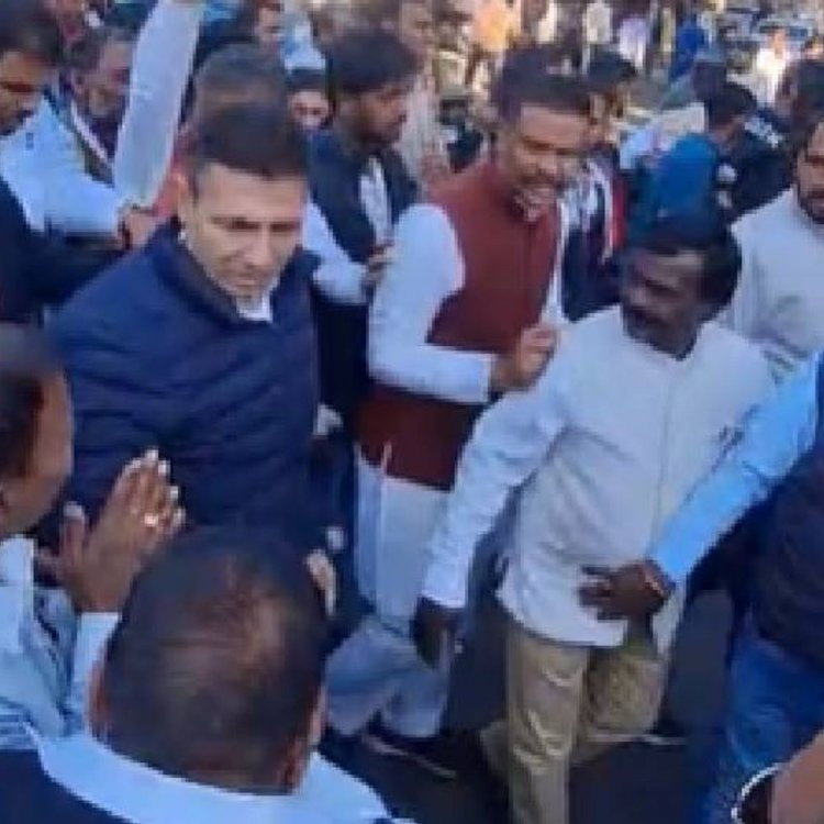 कांग्रेसियों के साथ बीजेपी ऑफिस घेरने निकले जीतू पटवारी:बीजेपी ने विपक्षी नेताओं से बदला लेने की कोशिश की, लेकिन अदालत से उसका करारा जवाब मिला