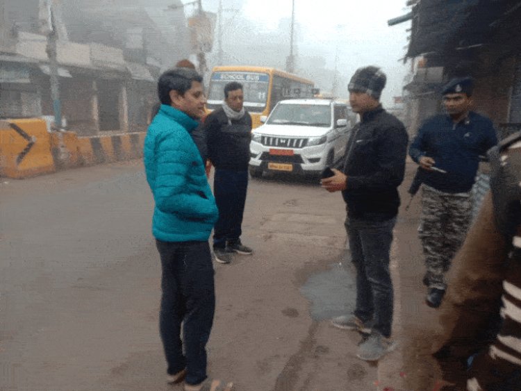 भिंड कलेक्टर का पैदल निरीक्षण, गंदगी देख भड़के:नदारद कर्मचारियों की सैलरी काटने के निर्देश; ई-रिक्शा और ठेलों पर भी सख्ती