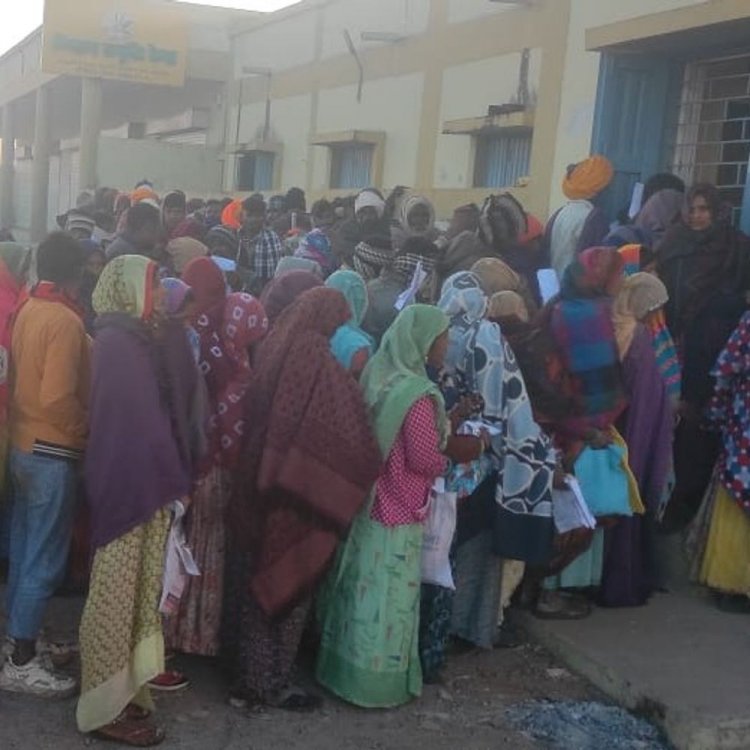 झाबुआ में पारा 7.8 डिग्री पहुंचा:कड़ाके की ठंड में खाद के लिए सुबह से उमड़े किसान