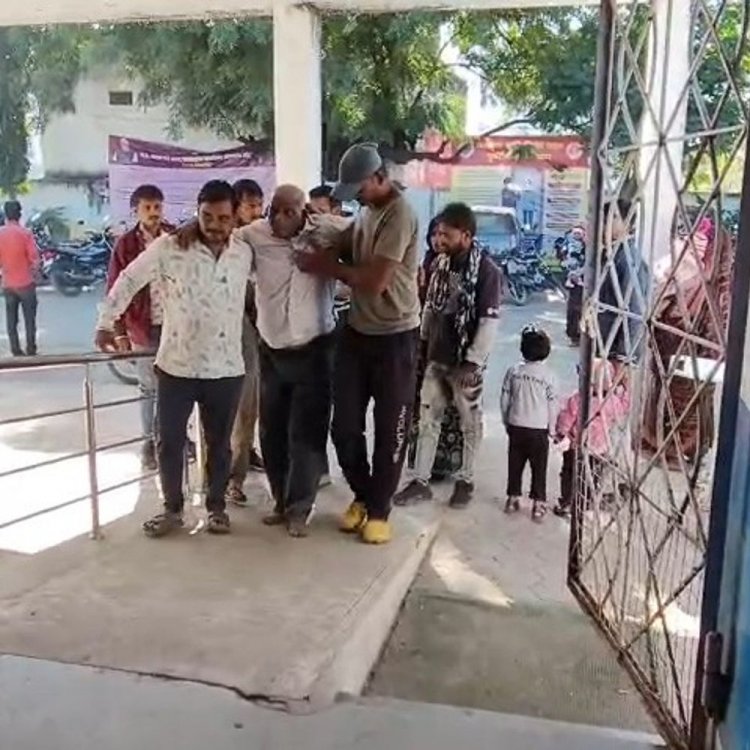 कार-बाइक की टक्कर से छात्रा और बुजुर्ग घायल:मोहन बड़ोदिया में दो सड़क हादसे; घायलों को अस्पताल में भर्ती कराया