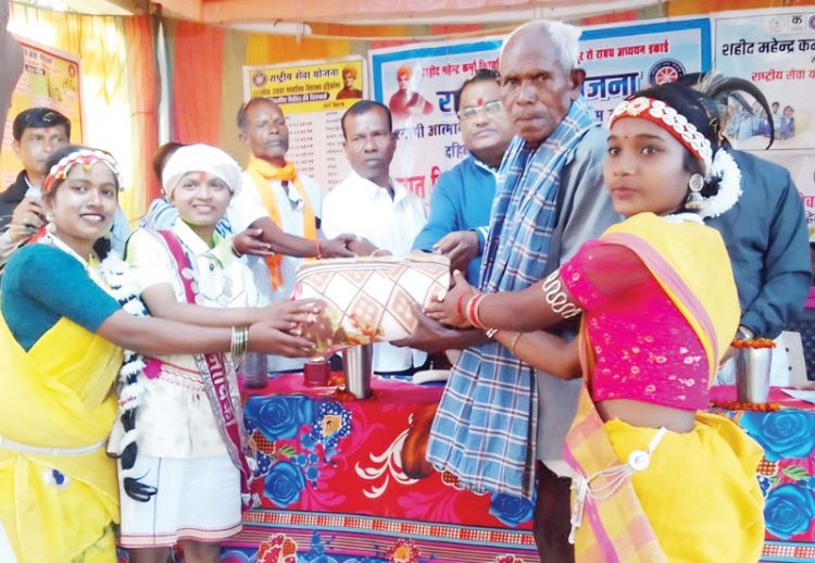 नशा मुक्ति संकल्प व वस्त्र दान के साथ रासेयो शिविर का समापन