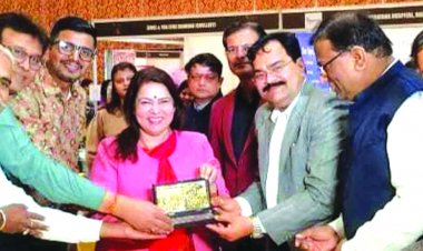 भारत के दिव्य चरित्र : जैनत्व से प्रेरणा पुस्तक  मिनाक्षी लेखी को भेंट