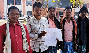 बच्चों का भविष्य अधर में, पेड़ के नीचे लग रही कक्षाएं