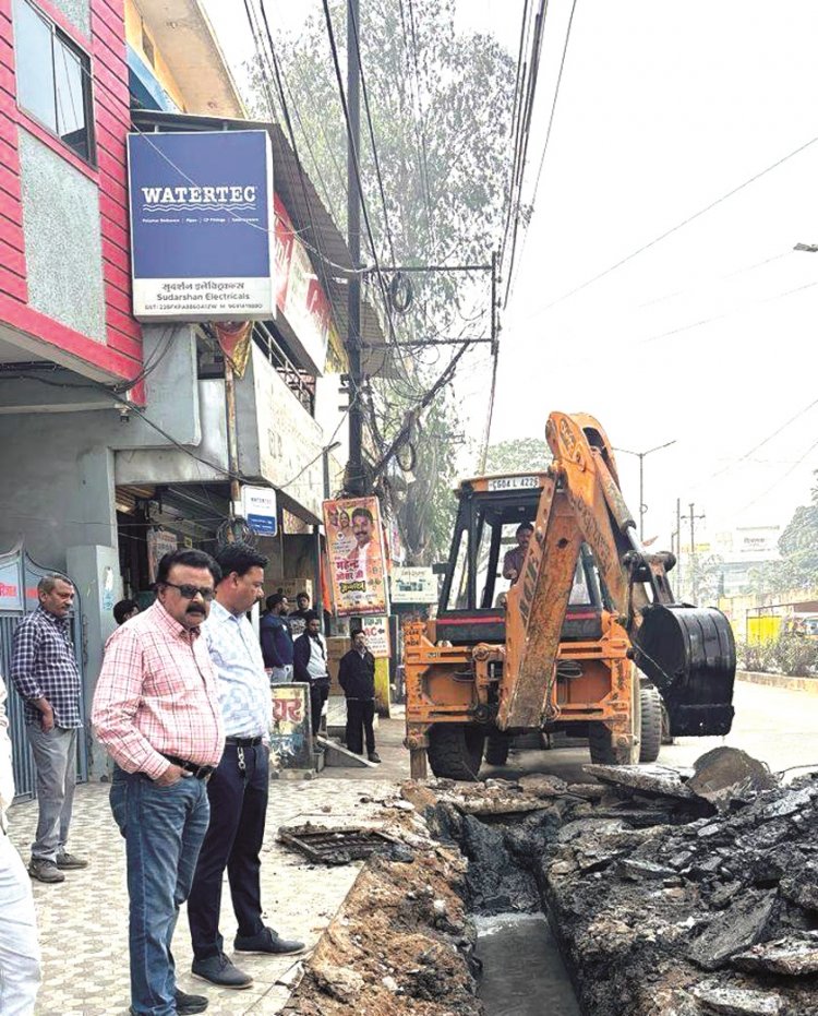 रायपुरा चौक से ओम हॉस्पिटल तक बने 50 पाटों को  तोड़ा