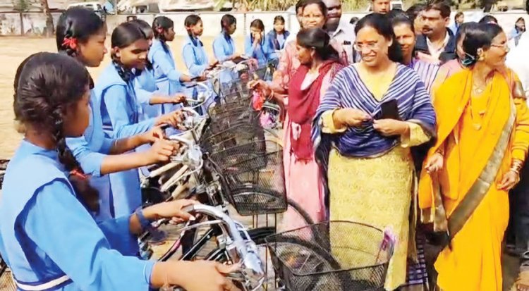 44 छात्राओं को मिली साइकिल