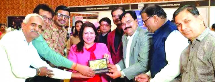 भारत के दिव्य चरित्र : जैनत्व से प्रेरणा पुस्तक  मिनाक्षी लेखी को भेंट