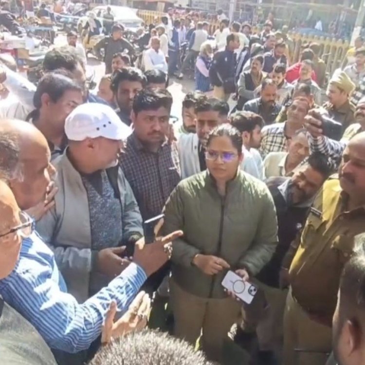 हाथ ठेला और शोरूम व्यापारियों में विवाद:मुरैना में शोरूम के कांच तोड़कर आग लगाने की चेतावनी; सदर बाजार बंद