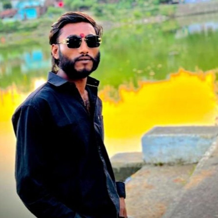 जबलपुर में दिनदहाड़े युवक की चाकू मारकर हत्या:गले लगाया और कर दिया हमला, मौके पर एक्टिवा छोड़कर भागा आरोपी; पुलिस तलाश में जुटी