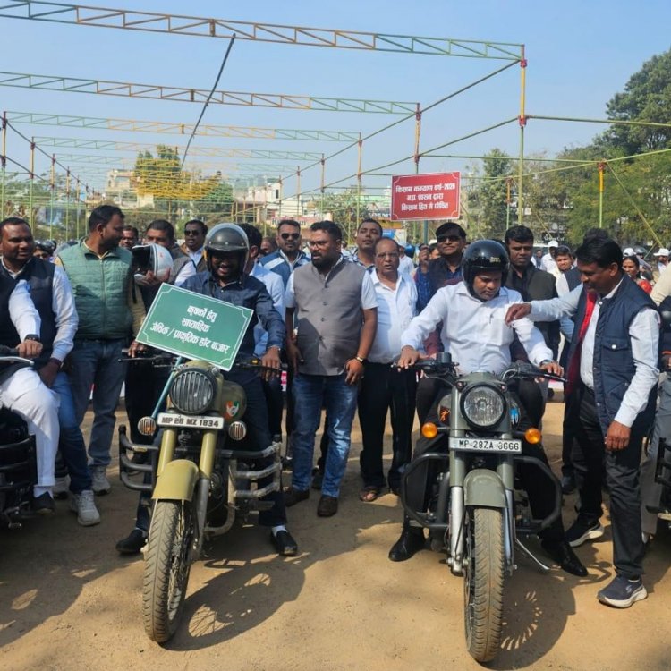 छिंदवाड़ा में निकली जिला स्तरीय बाइक रैली:कलेक्टर ने की अगुवाई, अधिकारियों सहित नेता हुए शामिल