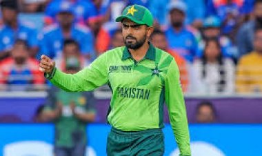 भारत के खिलाफ हार के बाद बाबर को टीम से बाहर करने की मांग उठी