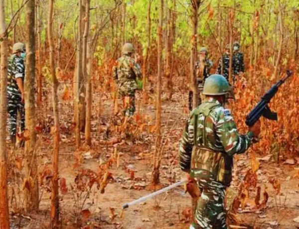 छत्तीसगढ़-महाराष्ट्र बॉर्डर पर पुलिस-नक्सली मुठभेड़ जारी, 3 नक्सलियों के मारे जानें की खबर…