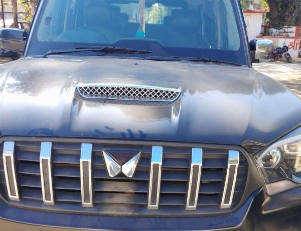 शराब की बोतल लेकर स्कार्पियो और बुलेट में स्टंट करते नजर आए युवक  वीडियो फैलते ही 2 वाहन जब्त