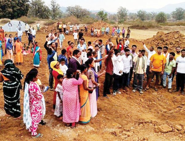 खेल मैदान पर कांक्रीट हैलीपेड निर्माण के खिलाफ फूटा गुस्सा