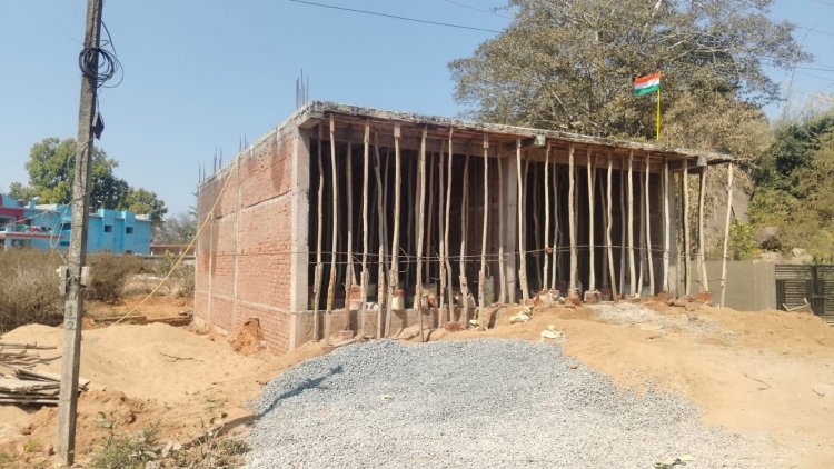 संयुक्त खाते की जमीन पर अवैध निर्माण, शिकायत के बाद भी काम जारी