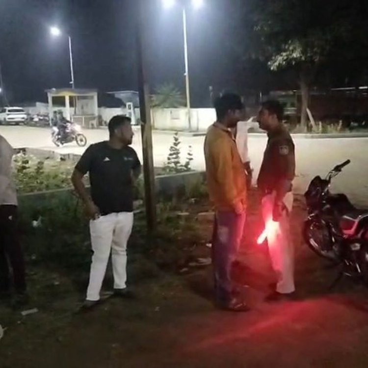 बिना हेलमेट और तीन सवारी वाले चालकों पर जुर्माना:नीमच पुलिस का देर रात चेकिंग अभियान; यातायात नियम तोड़ने वालों पर सख्त कार्रवाई